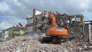 Afşin'de ağır hasarlı yapıların yıkımına başlandı!