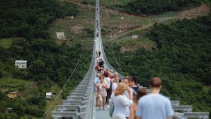 Macaristan'da dünyanın en uzun yaya asma köprüsüne ziyaretçi akını