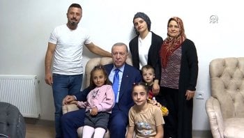 Cumhurbaşkanı Erdoğan depremzede aileyi ziyaret etti