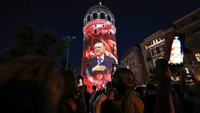 Galata Kulesi, 15 Temmuz'a özel olarak ışıklandırıldı!