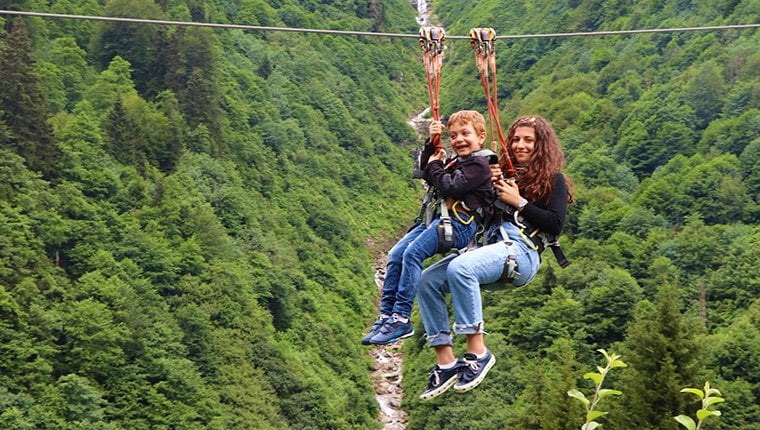 Ayder Yaylası'nda tatilciler zipline ile heyecanlı anlar yaşıyor