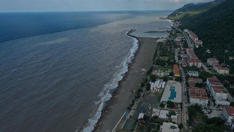 Bozkurt'taki sel nedeniyle Karadeniz'in rengi kahverengiye döndü