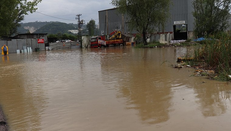 Ordu Ünye'de dere taştı, ev ve iş yerlerini su bastı