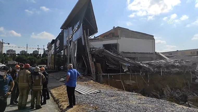 İkitelli Masko mobilyacılar sitesinde bir bina çöktü