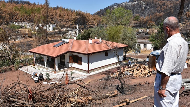 Orman yangınında evleri yanan Şahin çifti yeni evlerine kavuştu