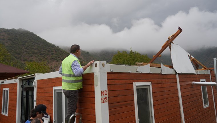 Muğla Milas'ta fırtına bazı evlerin çatılarını uçurdu