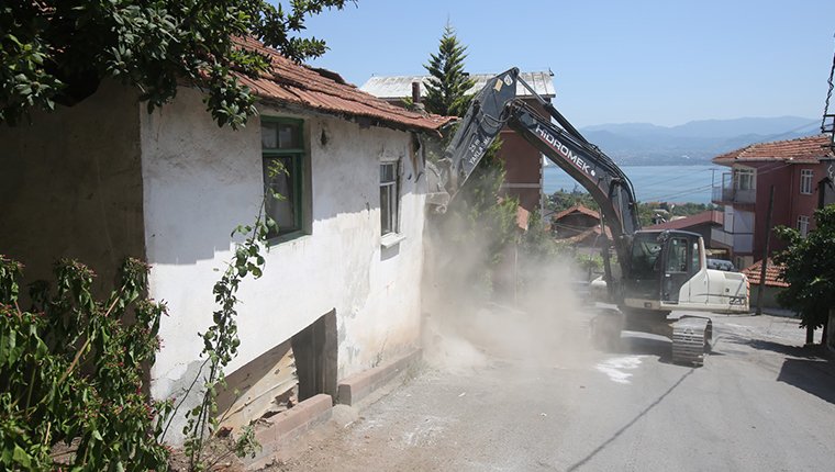 Muğla'da imara aykırı yapıların yıkımı sürüyor