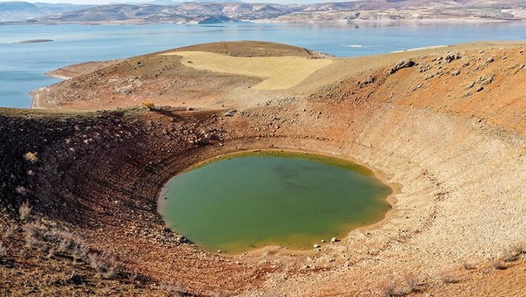 Keban Baraj Gölü'nde suların çekilmesiyle dev obruk ortaya çıktı