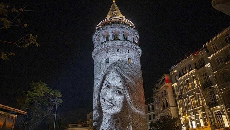 Şehit öğretmenlerin isimleri Galata Kulesi'ne yansıtıldı