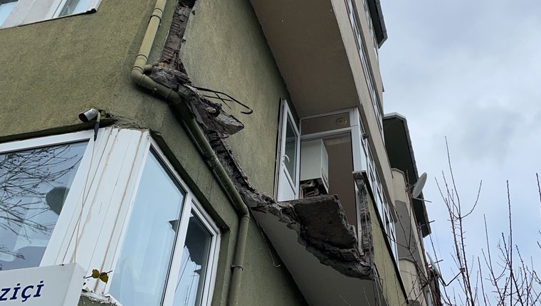 Avcılar'da balkon çöktü! Bir kişi yaralandı!