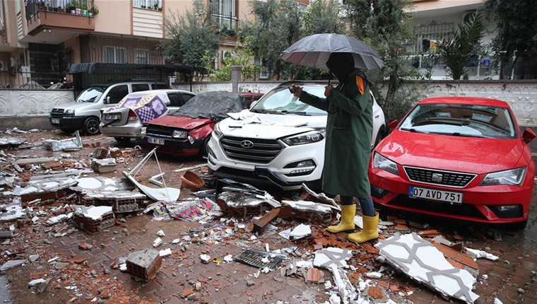 Antalya'da şiddetli fırtınadan çatılar uçtu!