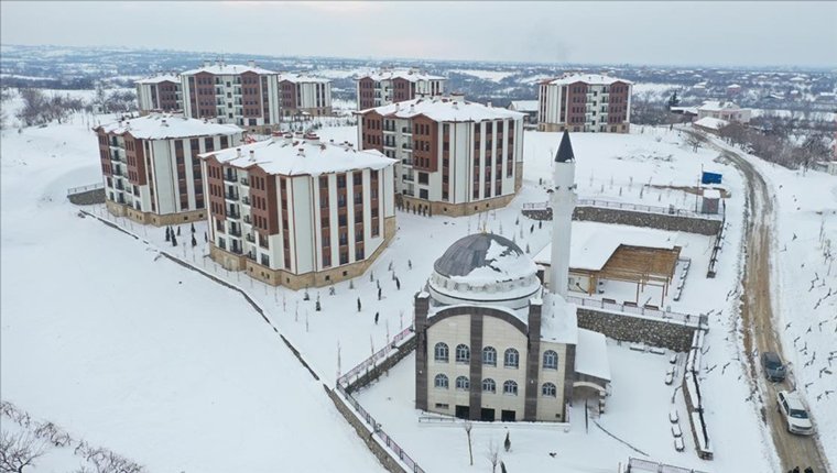 Depremzedelere göl manzaralı villa konforunda köy evi!