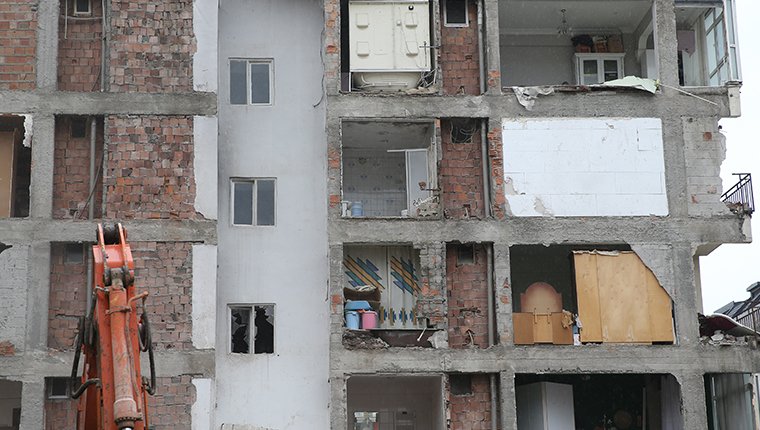 Avcılar'da yan duvarı olmadığı ortaya çıkan bina tahliye edildi