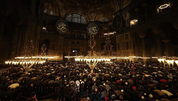 Ayasofya-i Kebir Cami-i Şerifi'nde 88 yıl sonra ilk teravih namazı kılındı