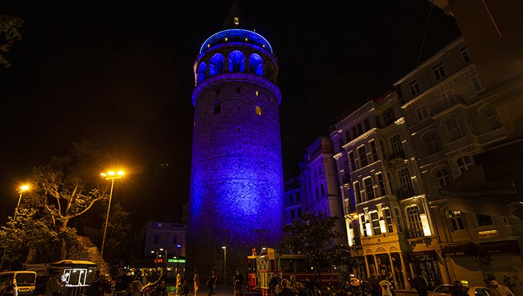 FSM Köprüsü ile Galata Kulesi, Engelliler Haftası'nda maviye büründü