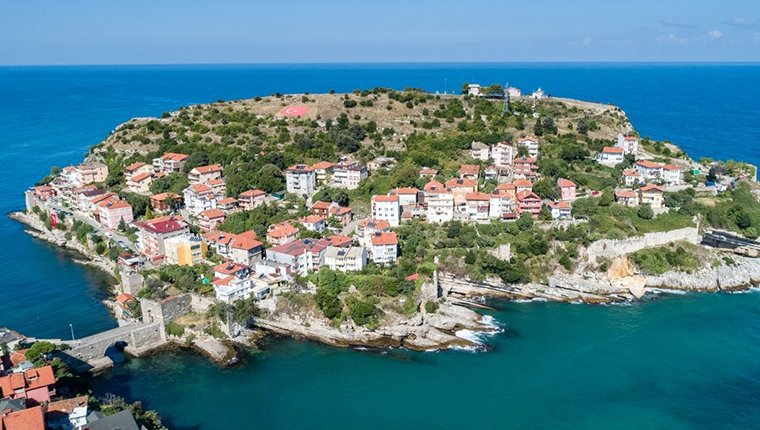 Amasra Kalesi'ne zarar veren ağaç kökleri temizlenecek