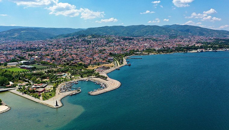 Gölcük, 'asrın felaketi'nin izlerini sildi!