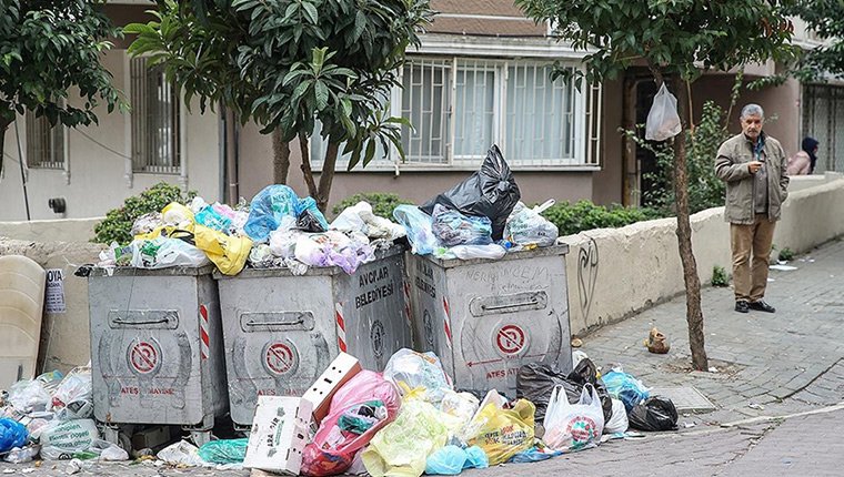 Avcılar Belediyesi'ndeki grev nedeniyle sokaklarda çöplüğe dönüştü!