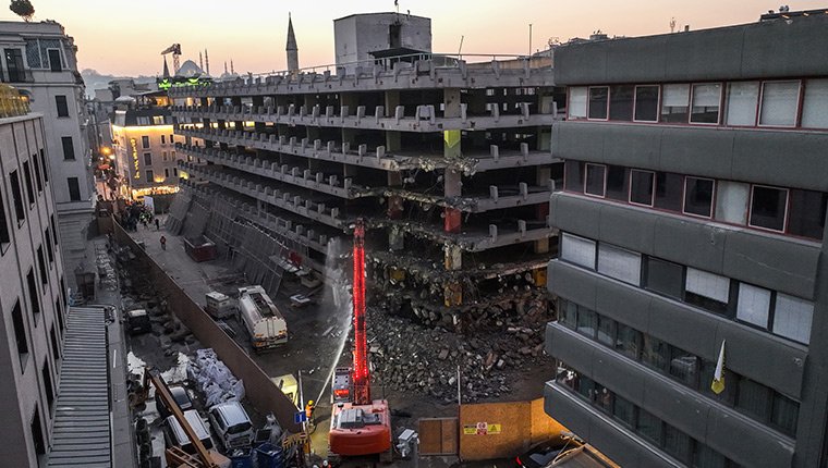 Karaköy'deki İstanbul'un ilk katlı otoparkının yıkımına başlandı