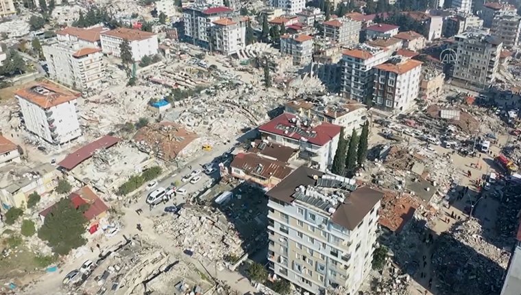 Hatay'da yıkılan binalarda arama kurtarma çalışmaları devam ediyor