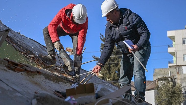 Adıyaman'da uzman ekipler yıkılan binalardan delil topluyor