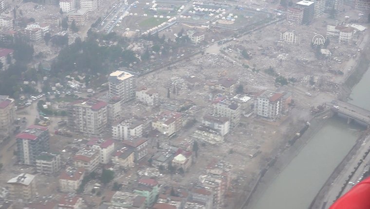 Hatay merkezli depremin ardından kent merkezi ve çevresi helikopterden görüntülendi