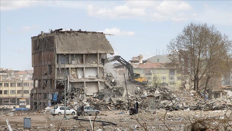 Malatya'da her gün 150 binanın enkazı kaldırılıyor