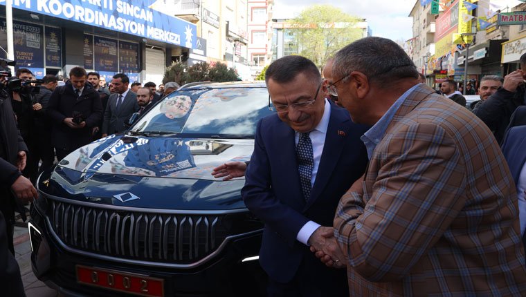 Cumhurbaşkanı Yardımcısı Oktay, Sincan'a Togg'u kullanarak gitti