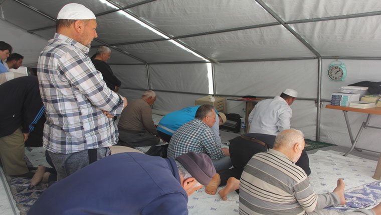 Hatay'da ramazanın son cumasında depremzedeler aynı safta buluştu