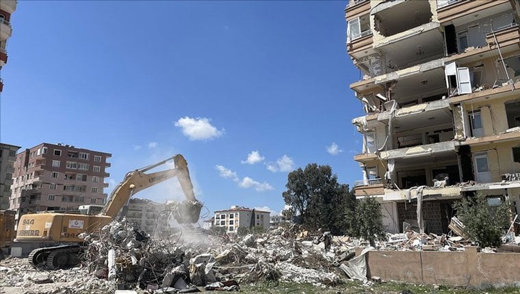 Hatay'da enkaz kaldırma çalışmaları 79 mahallede sürüyor