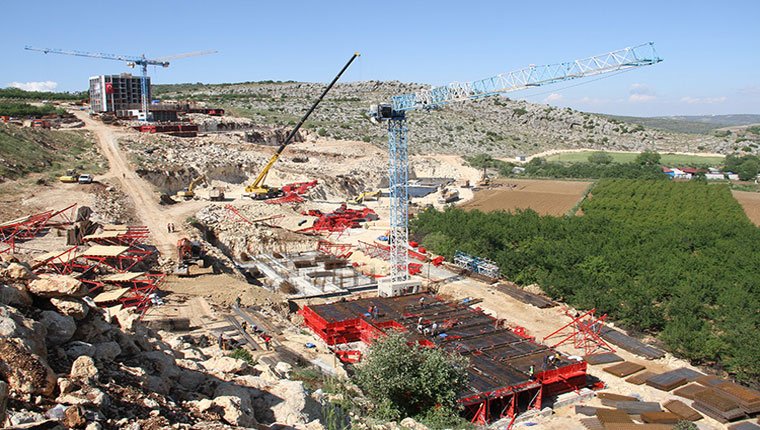 Altınözü'nde deprem konutlarında bir blokun kaba inşaatı tamamlandı!