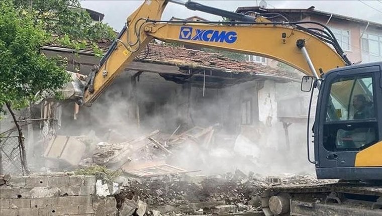 Marmara depreminin üssü Gölcük'te riskli binaların yıkımı sürüyor!