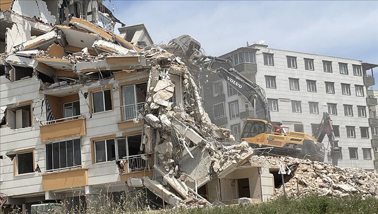 Hatay'da ağır hasarlı binaların yıkımı devam ediyor!