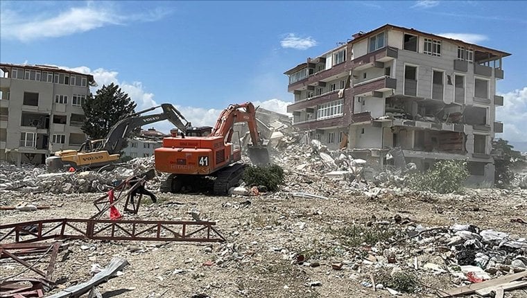 Hatay'da ağır hasarlı binaların yıkımı sürüyor!