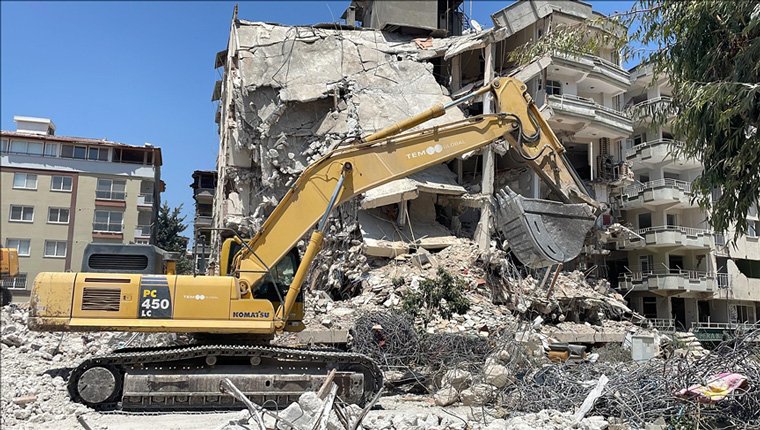 Hatay'da ağır hasarlı binaların yıkımı devam ediyor!