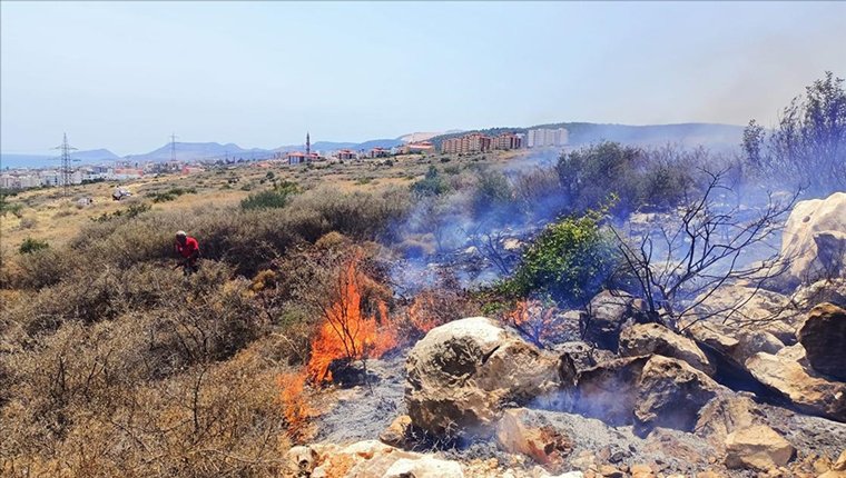 Mersin'de makilik alanda yangın çıktı!