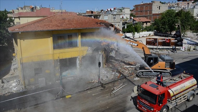 Adıyaman'da ağır hasarlı binaların yıkımı sürüyor!