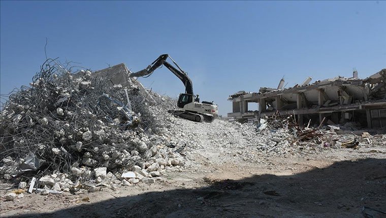 Hatay'da ağır hasarlı binaların yıkımı devam ediyor