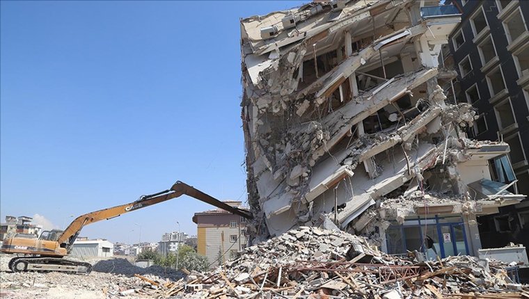 Hatay'da ağır hasarlı binaların kontrollü yıkımı sürüyor!