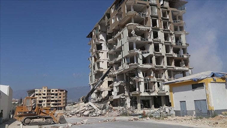 Hatay'da ağır hasarlı binaların kontrollü yıkımı sürüyor!