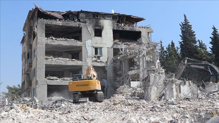 Hatay'da ağır hasarlı binaların kontrollü yıkımı sürüyor!