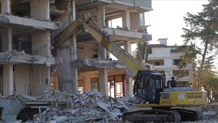 Hatay'da depremlerde ağır hasar alan 3 bina kontrollü yıkıldı!