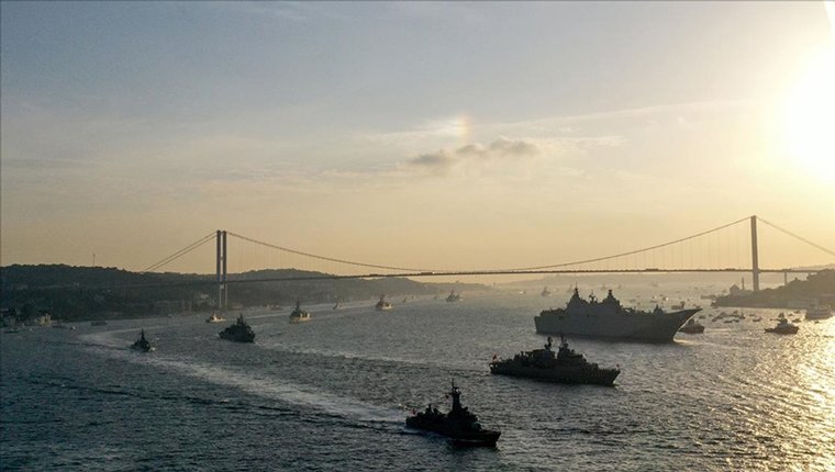 Türk donanması Boğaz'da tarihin büyük resmigeçidini gerçekleştirdi!