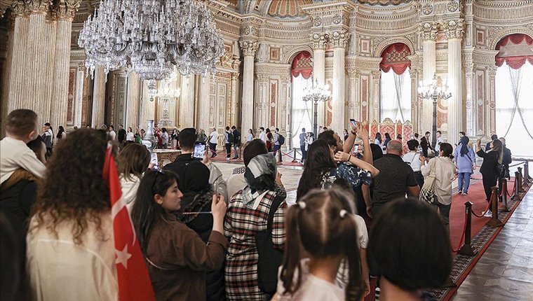 Dolmabahçe Sarayı'na Cumhuriyet'in 100. yıl dönümünde ziyaretçi akını!