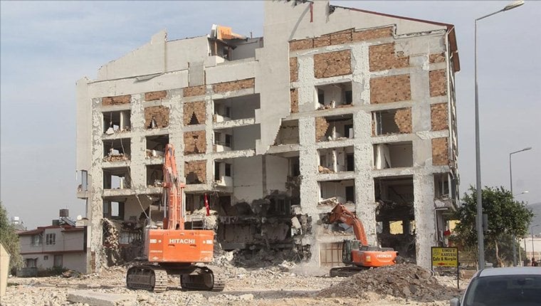 Hatay'da ağır hasarlı binaların kontrollü yıkımı sürüyor!