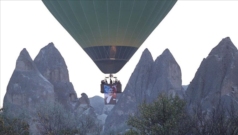 Kapadokya'da balonlar Türk bayrağı ve Atatürk posteriyle uçtu!