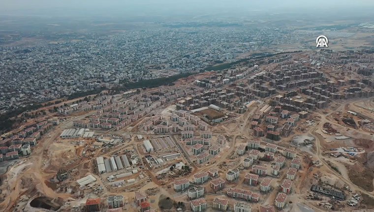 Türkiye'nin en büyük şantiyesinde binalar yükseliyor