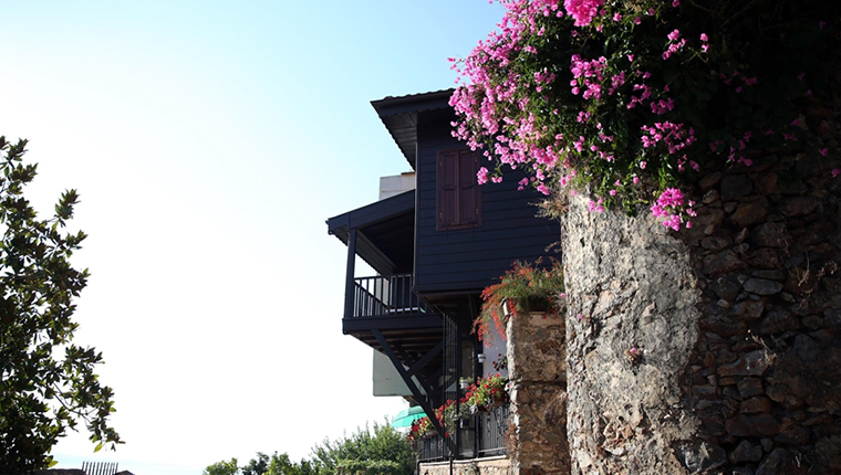 Alanya Tophane Mahalle sakinleri tarihle iç içe yaşıyor