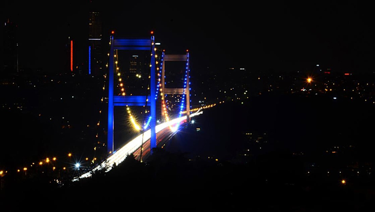 İstanbul'un köprüleri Ukrayna renklerine büründü!