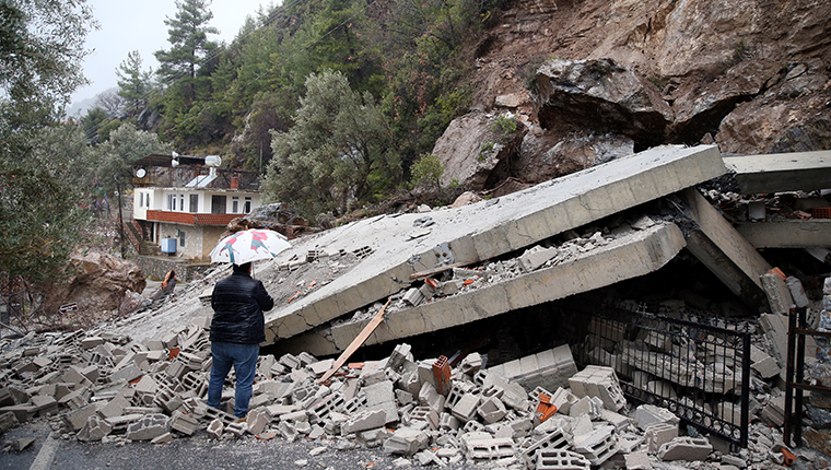 Alanya'da dağdan kopan kaya parçaları 3 katlı evi yıktı